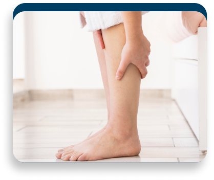mulher colocando uma mão em sua perna com os pés no chão