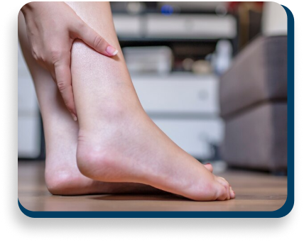 mulher colocando uma mão em seu calcanhar com os pés no chão